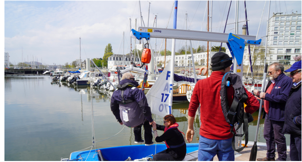 Mécanisme d’élévateur d'une personne en situation de handicap sur le port de Lorient