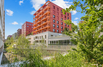 Immeubles urbains entourés de verdure